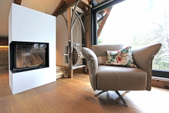 Der Wohnraum im Penthouse mit Kamin im Gut Stohrerhof