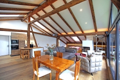 Der Wohnraum im Penthouse mit Art Deko Esstisch im Gut Stohrerhof