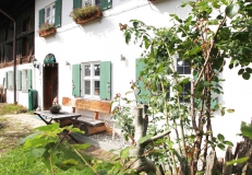 Hausansicht Gut Stohrerhof am Ammersee mit Bankerl