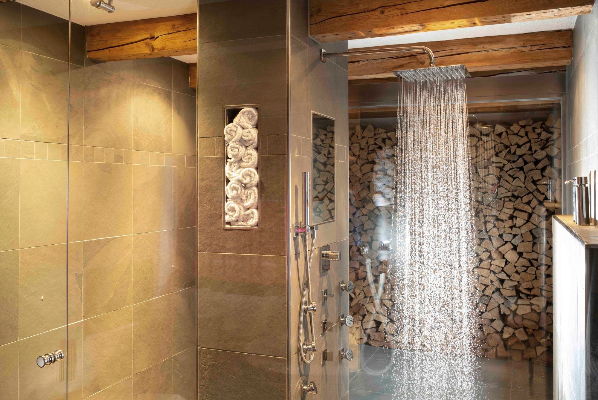 Bad 1. Obergeschoss: große Regendusche mit Düsen, Schiefer und alte Holzbalken