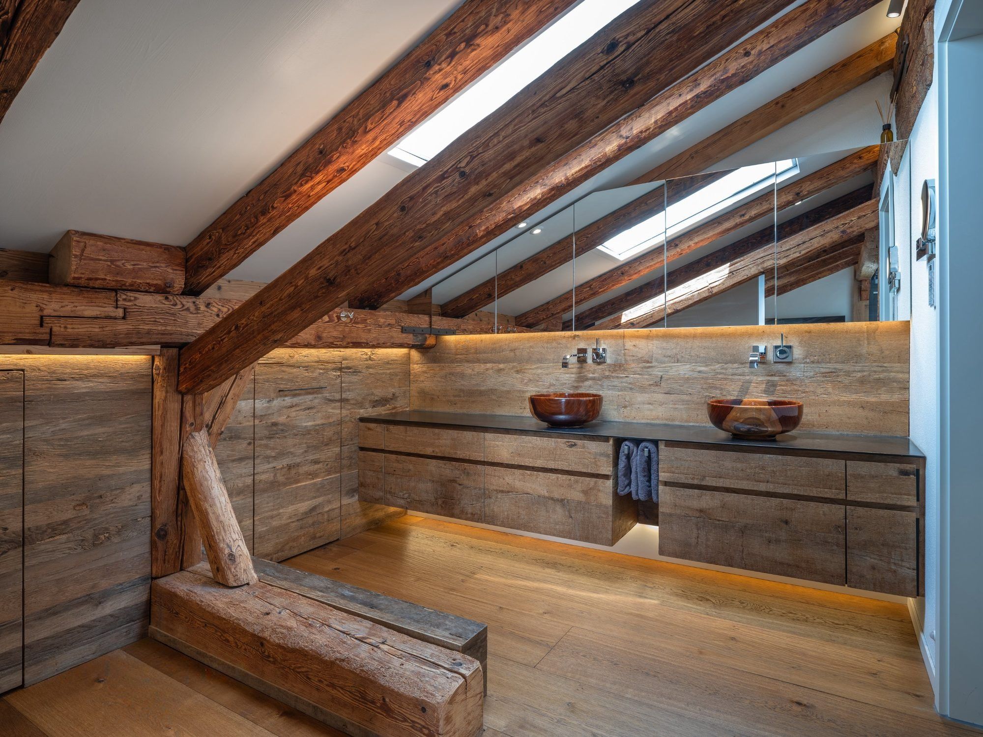Bad im Penthouse: Holz-Waschschalen von John Williams unter dem alten Dachstuhl