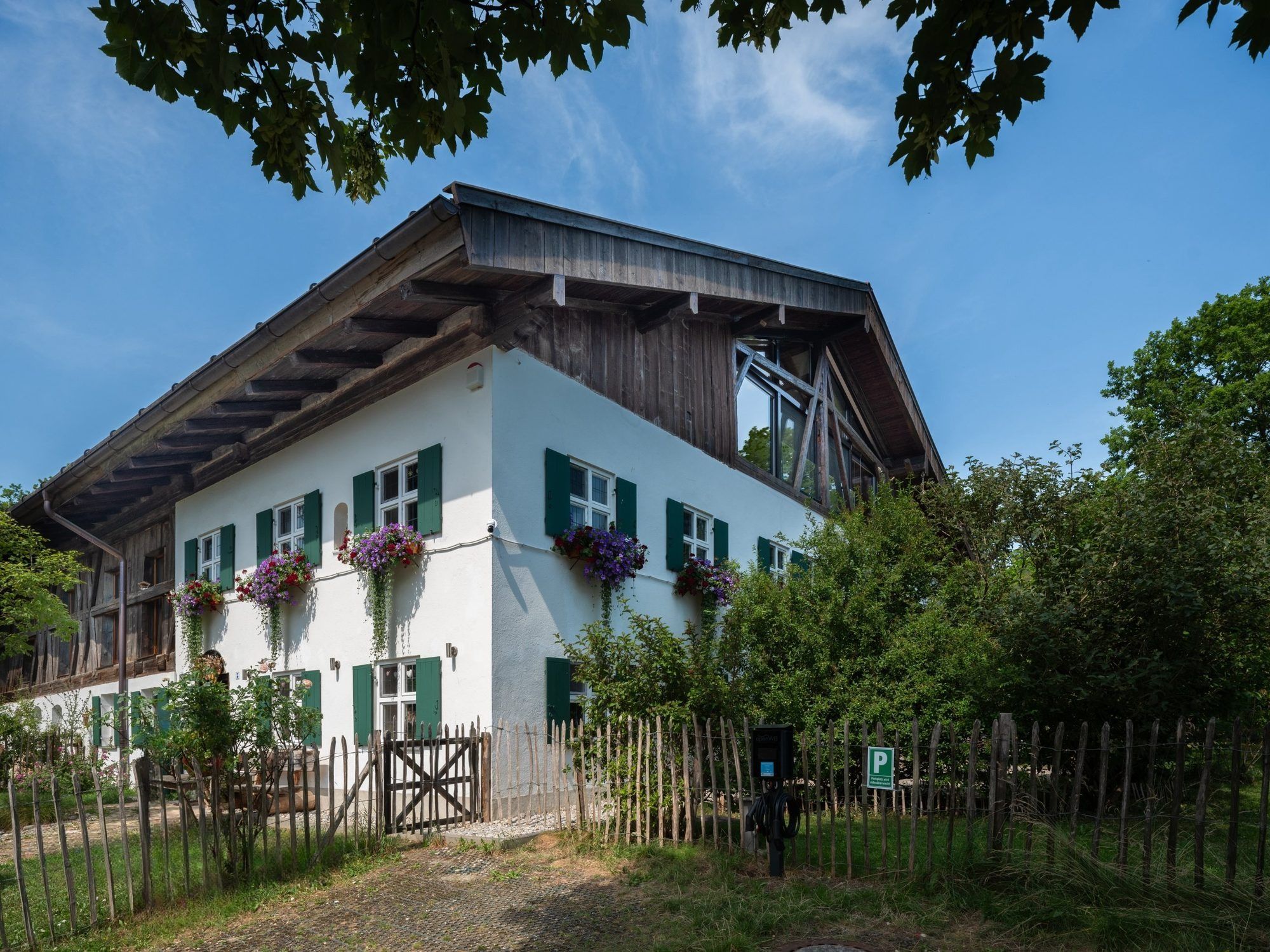Gut Stohrerhof vom Parkplatz aus, mit verglastem Giebel des Penthouses