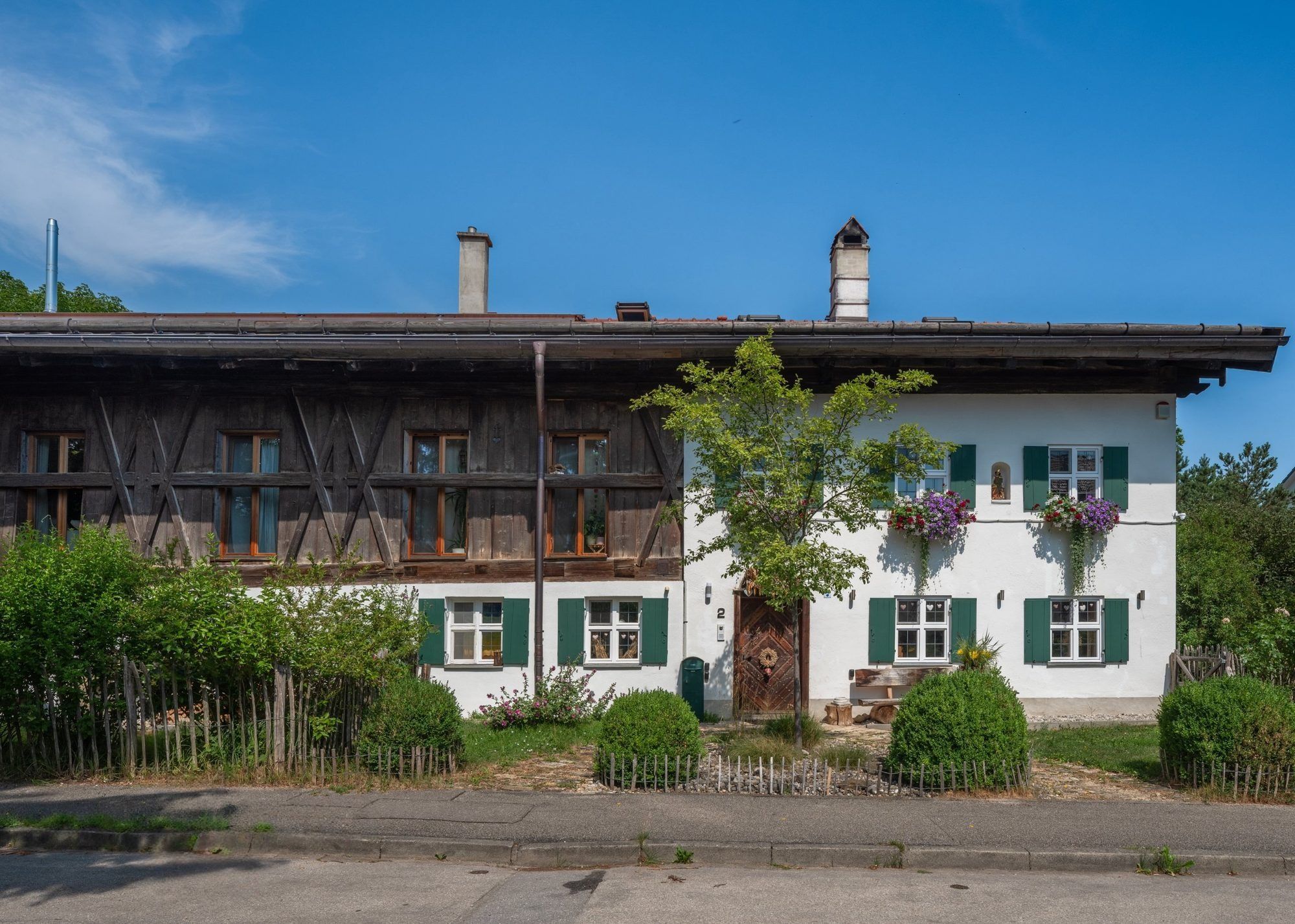 Haupthaus: Straßenansicht mit grünen Fensterläden und Blumenkästen