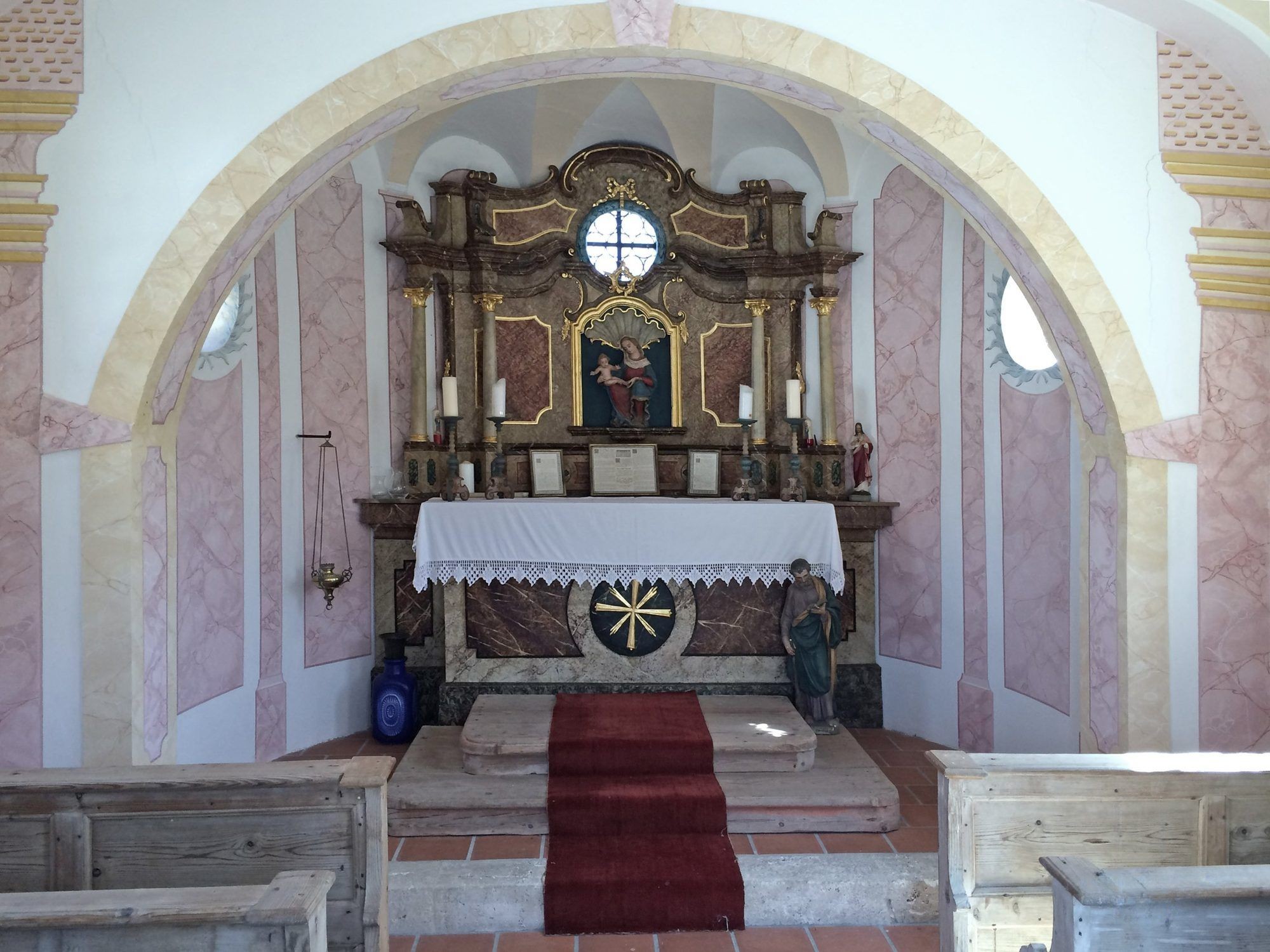 Hofkapelle Maria Hilf innen: barocker Altar mit Madonna