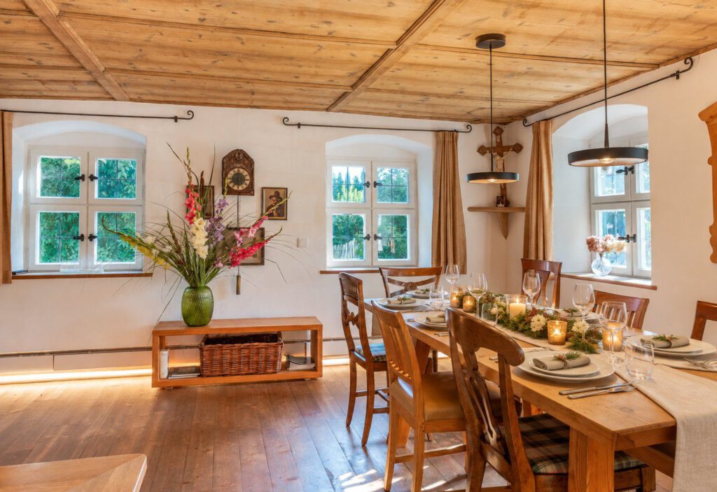 Lange gedeckte Tafel in der Bauernstube