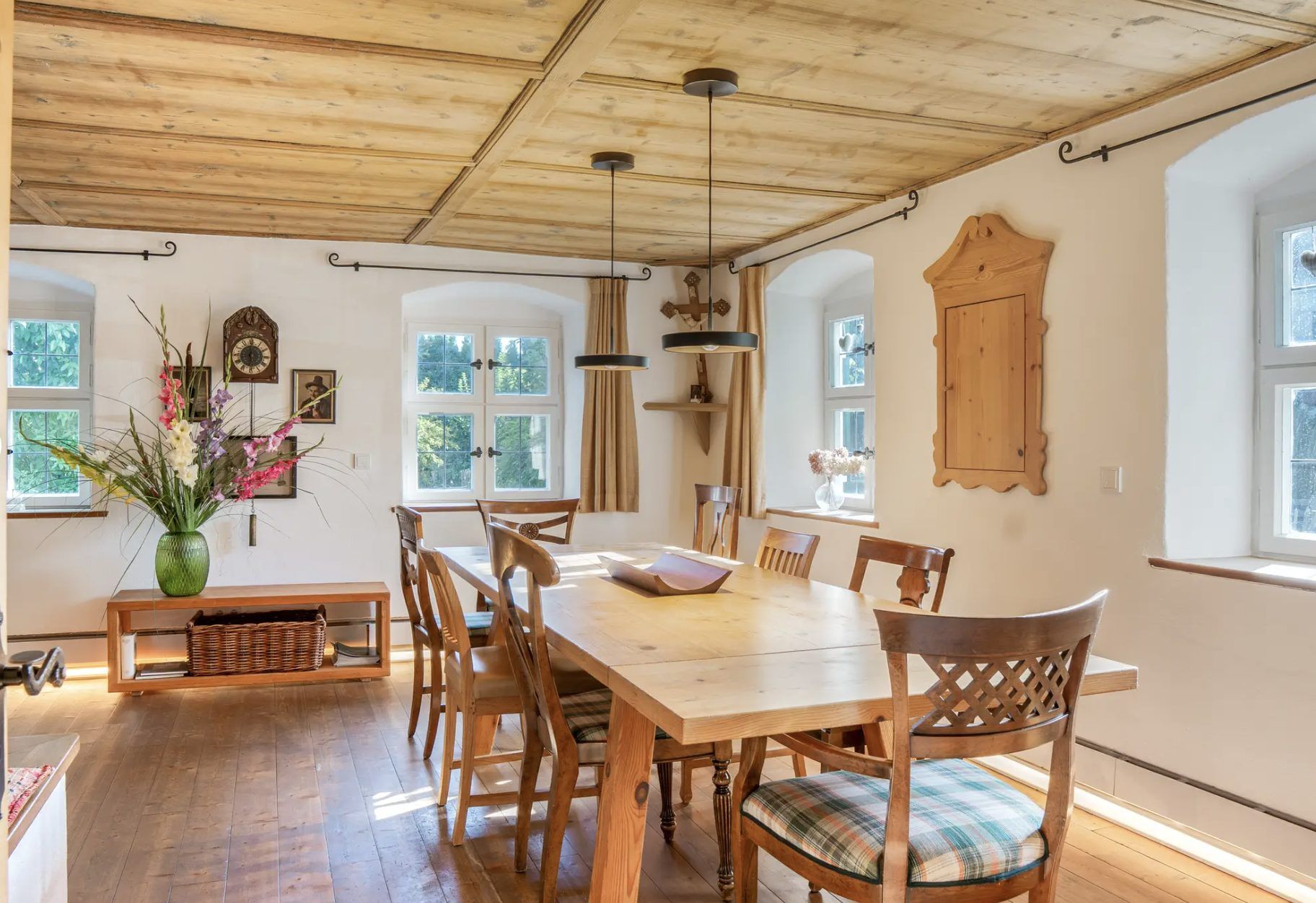 Bauernstube mit langem Holztisch, Kachelofen-Ecke und Herrgottswinkel